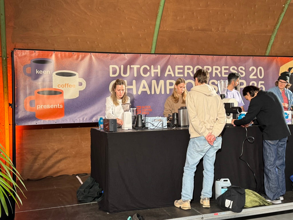 Deelnemers zetten koffie op het podium van het Dutch AeroPress Championship